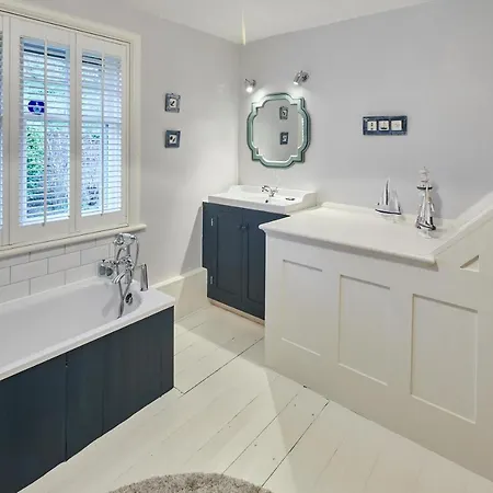 Host & - 1 Coastguard * スカーバラ