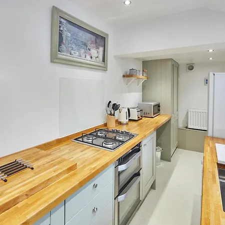 Host & - 1 Coastguard スカーバラ