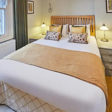 Host & - 1 Coastguard * スカーバラ